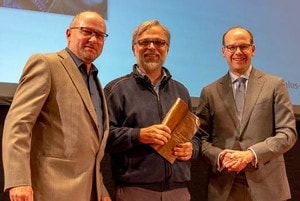 Alexander Schiebel (Mitte) erhält den Hauptpreis
