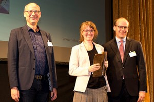 Preisträgerin Angela Lieber mit Juror Valentin Thurn und Dr. Florian Block