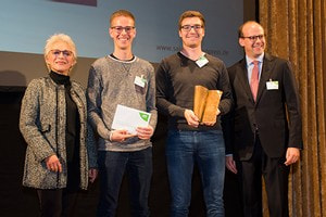 Preisträger David Nelles & Christian Serrer mit Jurorin Mascha Kauka und Dr. Florian Block